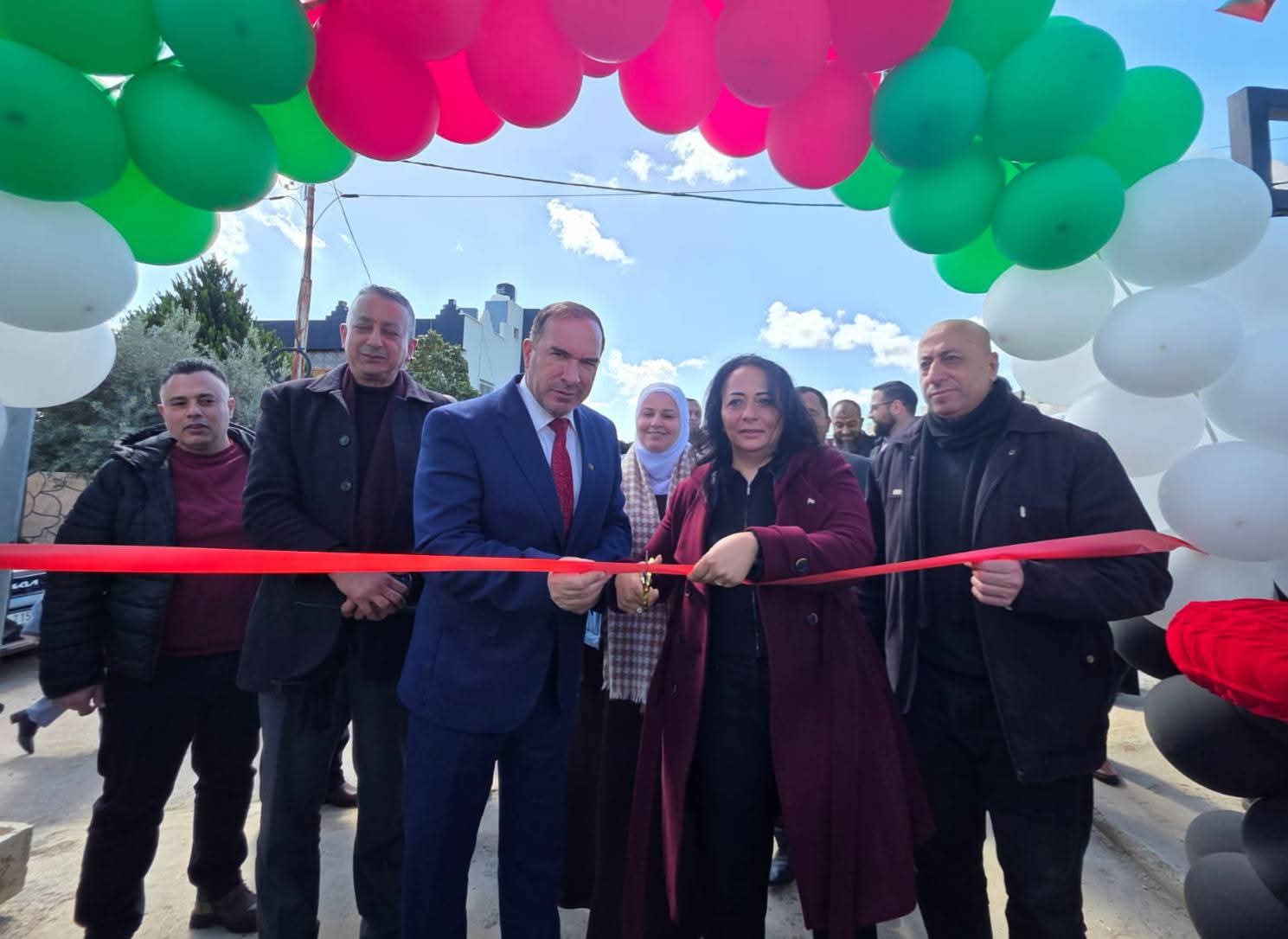 اللواء د. كميل و الوزيرة د. حمد  يفتتحان ثلاثة منازل لأسرة نازحة من مخيم طولكرم  بدعم من جمعية قلوب رحيمة