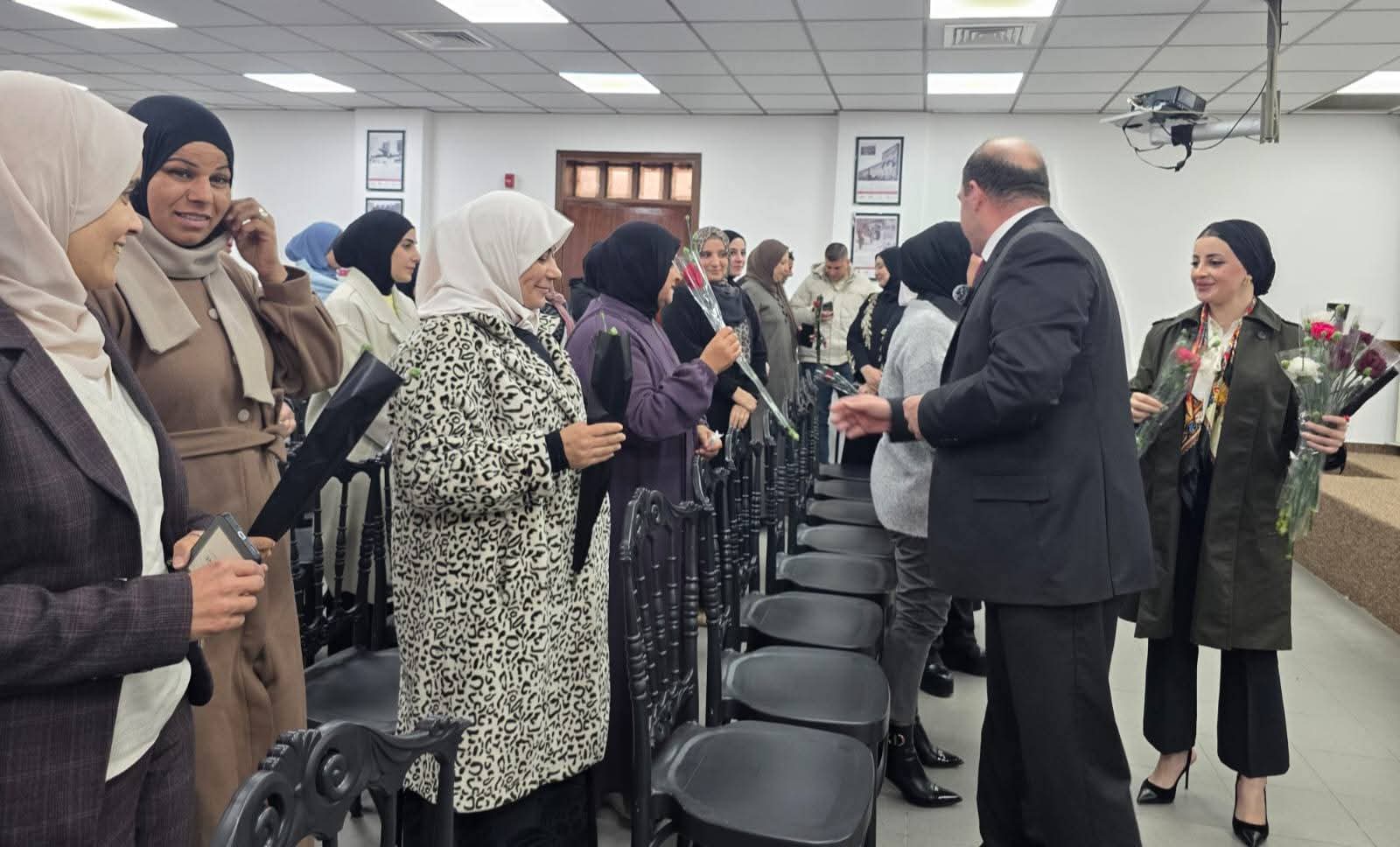 كرّم محافظ طولكرم اللواء د. عبد الله كميل، في دار المحافظة، الموظفات العاملات في مؤسسة المحافظة، وذلك بمناسبة يوم المرأة العالمي الذي يصادف الثامن من آذار.