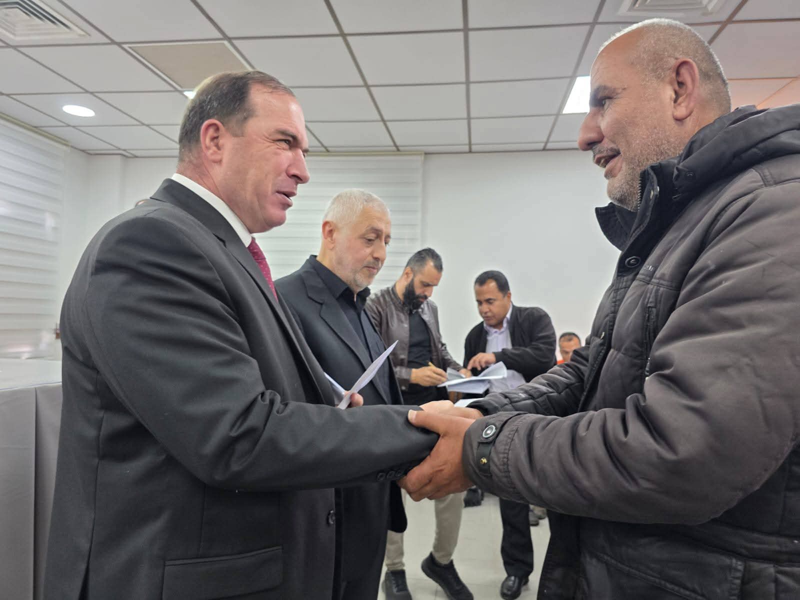 تحت رعاية محافظ طولكرم اللواء د. كميل : تكريم عمال النظافة في بلدية طولكرم بدعم من رجل الأعمال مازن نصر الله