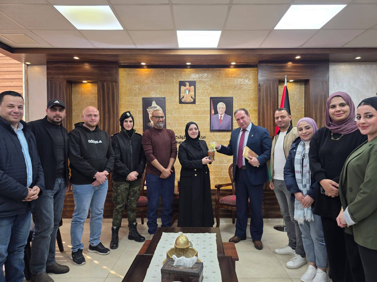 محافظ طولكرم اللواء د. عبد الله كميل يلتقي لجنة العلاقات العامة في المؤسسة الأمنية
