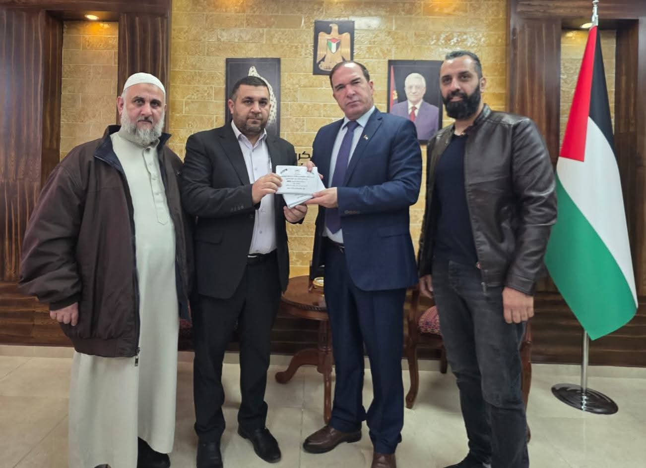 تسليم مبلغ من المال بدعم من المحسن الحاج مازن نصر الله لصالح الحالات المعوزة العاملين على خدمة المساجد بمديرية أوقاف طولكرم