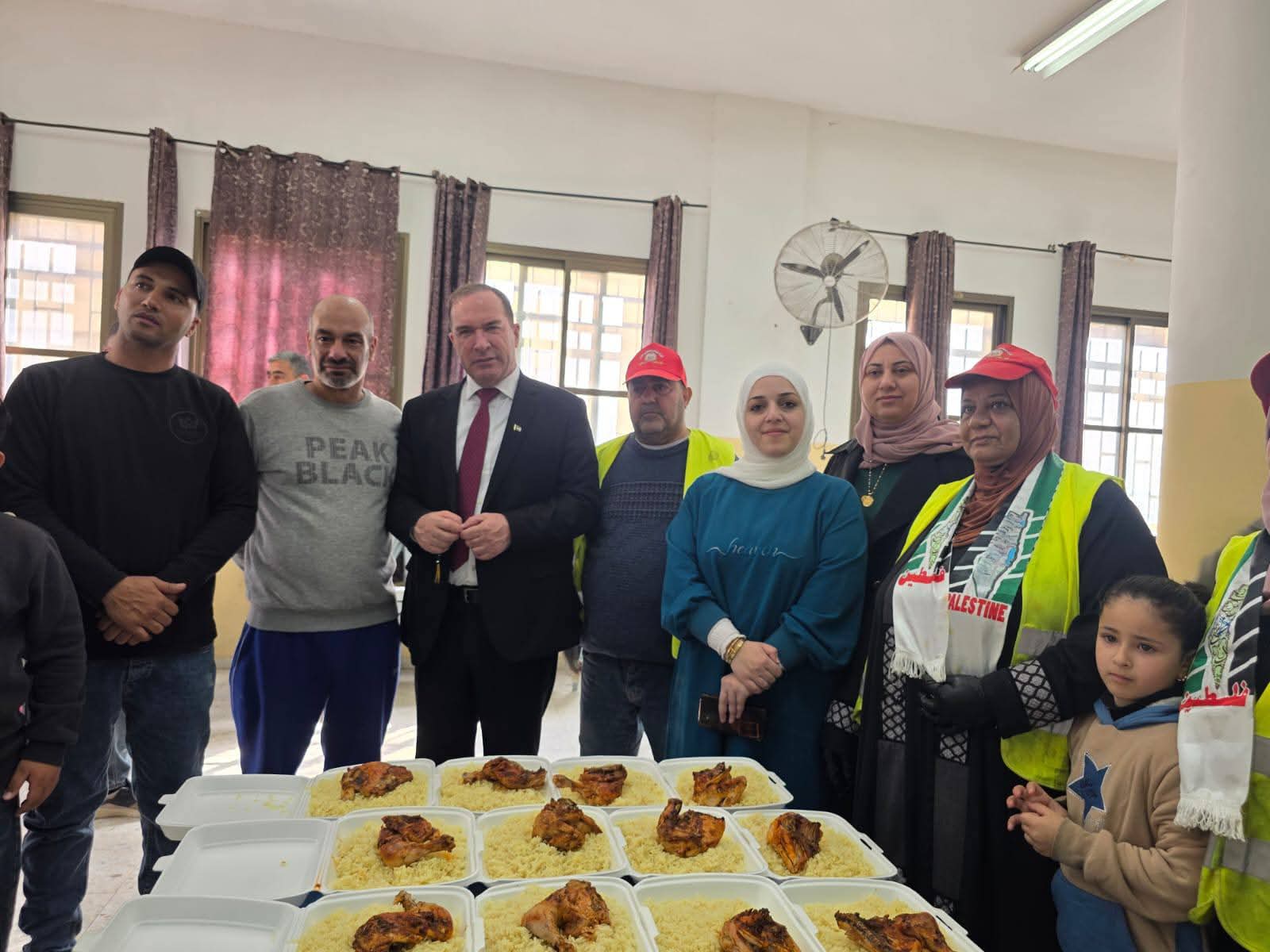 محافظ طولكرم اللواء د. كميل يتفقد سير العمل في عدد من التكايا الخيرية في منطقة الشعراوية