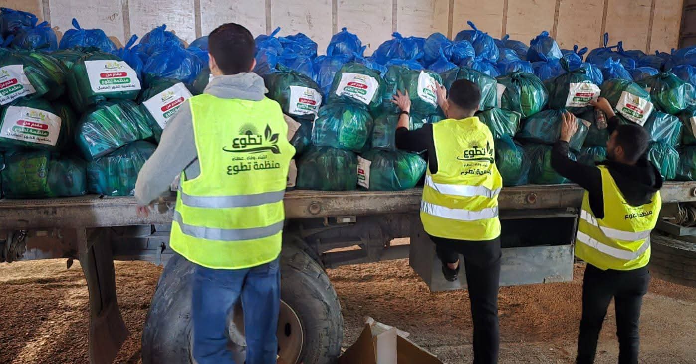 المحافظة المنكوبة  طولكرم إلى جنين الجريحة :   منظمة تطوع الخيرية و عبر متبرعين جزء منهم كرميون  تسيّر قافلة مساعدات تضم (500 ) طرد غذائي لصالح الأسر المعوزة  في محافظة جنين