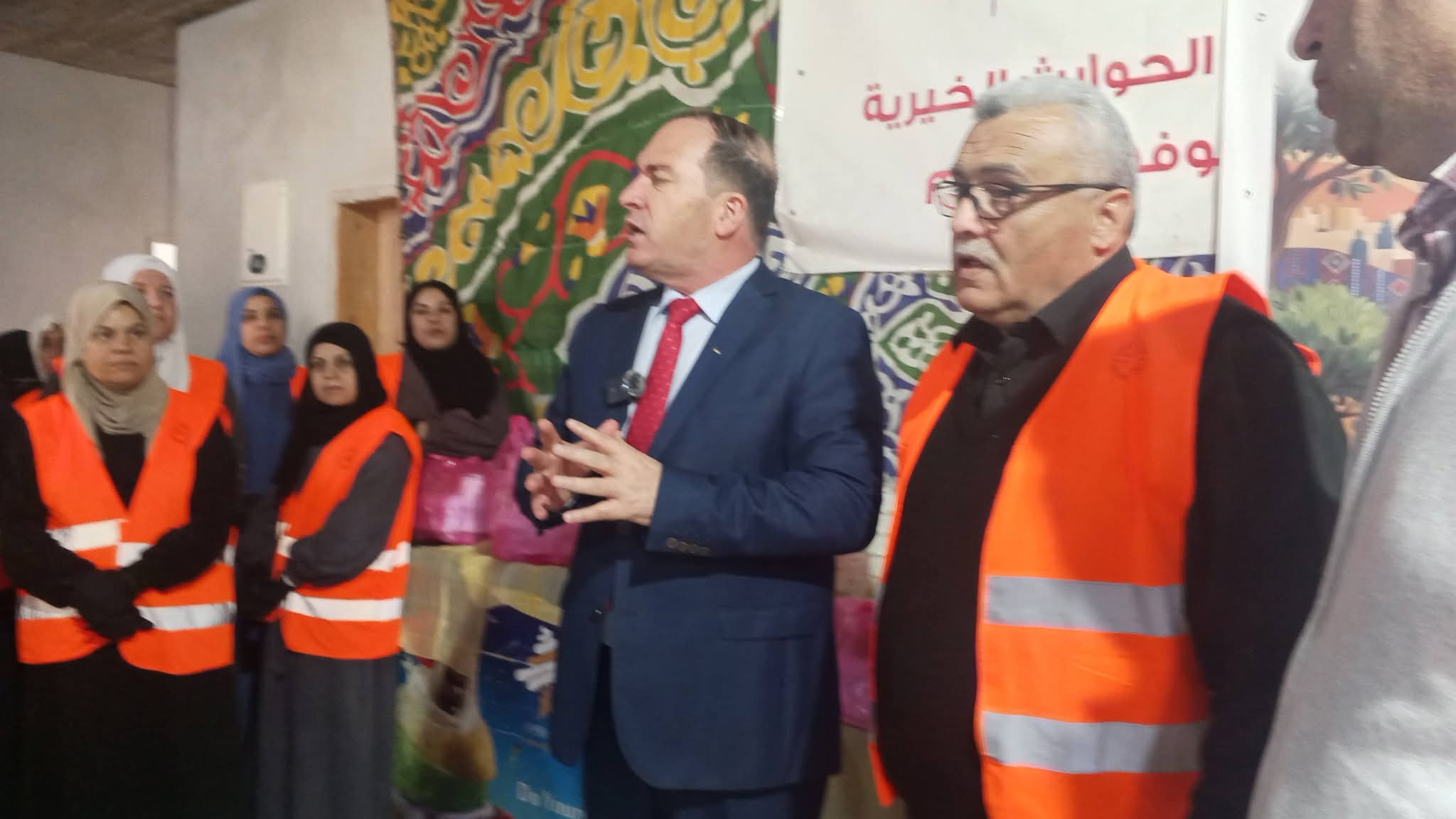 محافظ طولكرم  اللواء د. كميل يتفقد تكية “فزعة أهل الخير” ويشيد بالجهود المبذولة