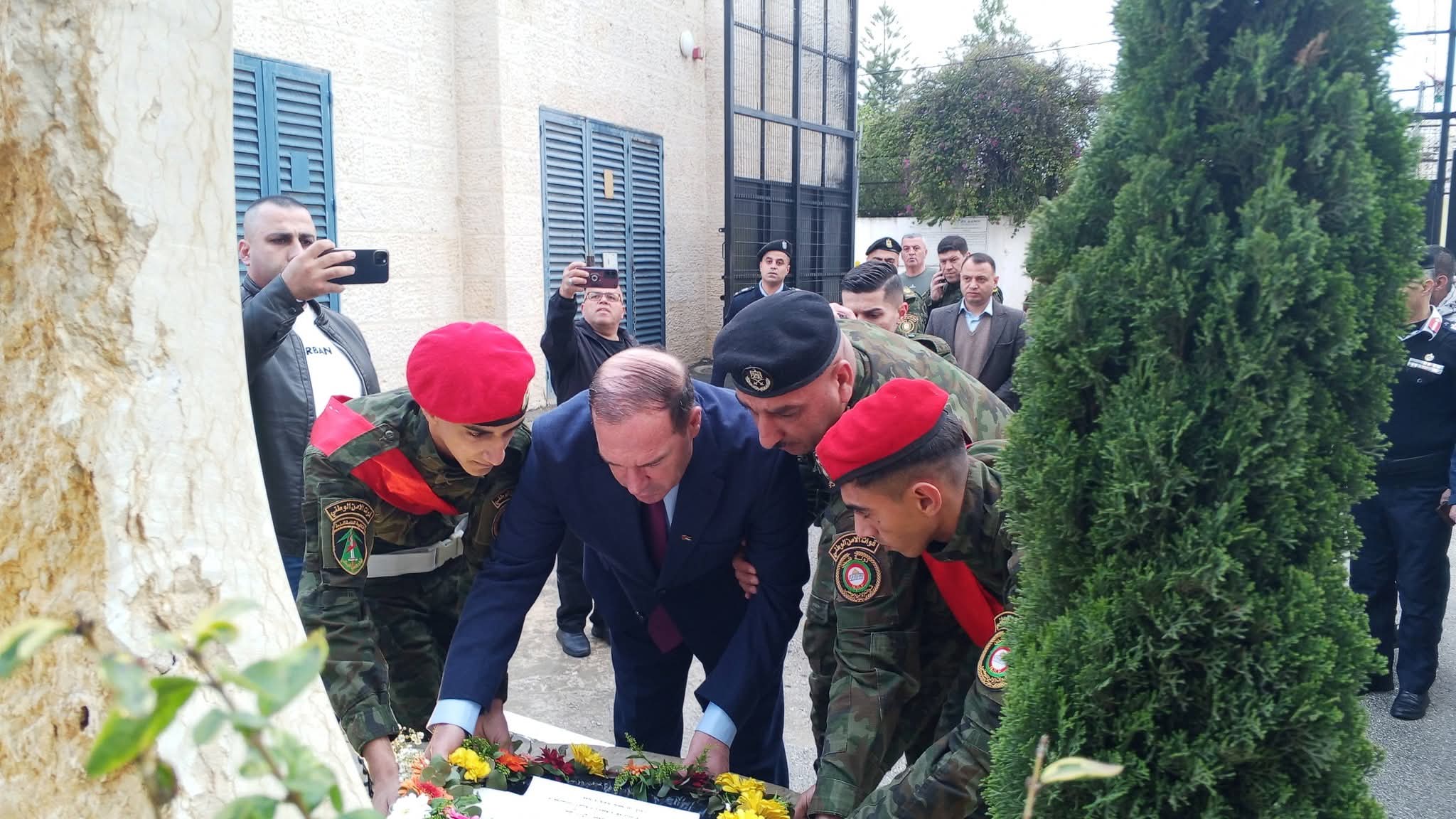 اللواء د. كميل يضع إكليلاً من الزهور باسم فخامة الرئيس محمود عباس على ضريح الشهداء في مقر قيادة منطقة طولكرم عقب أداء صلاة عيد الفطر