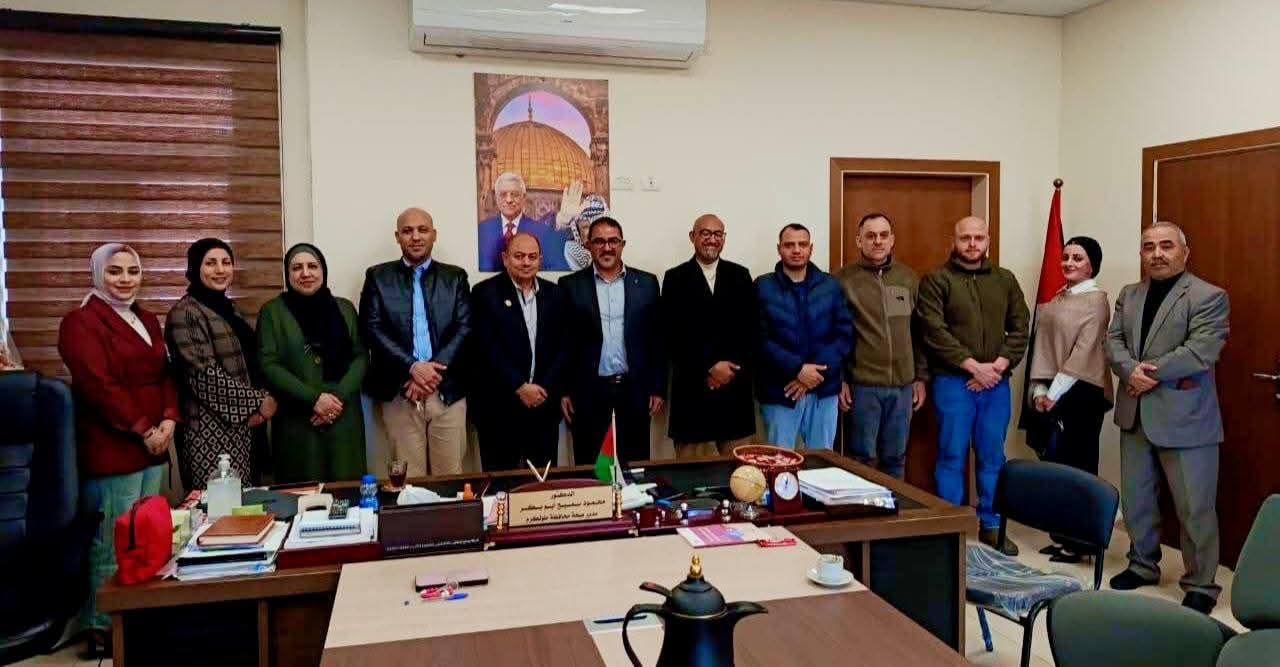 لجنة العلاقات العامة في المؤسسة الأمنية تزور مدير مديرية صحة طولكرم و مدير  التربة والتعليم