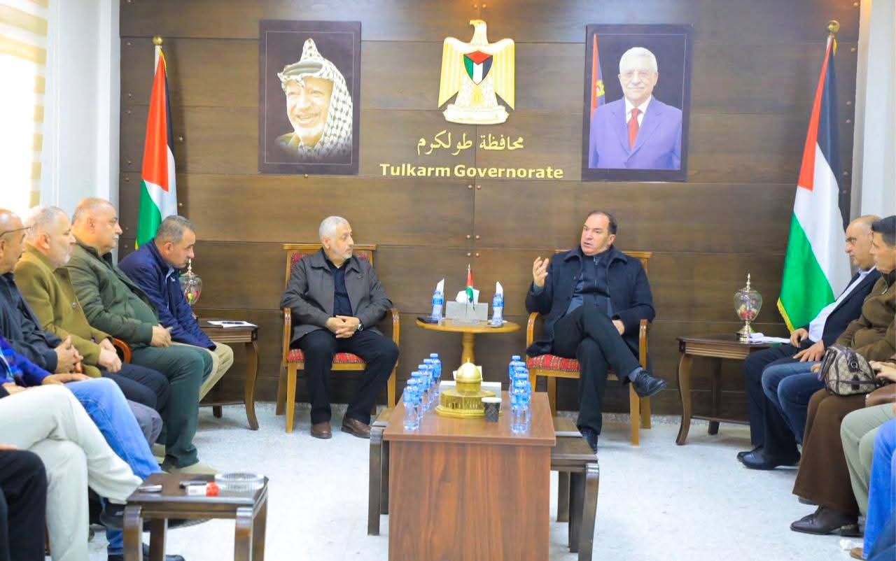 محافظ طولكرم اللواء د. كميل يترأس اجتماع لجنة السير في إطار الجهود المبذولة لإنشاء السوق الشعبي