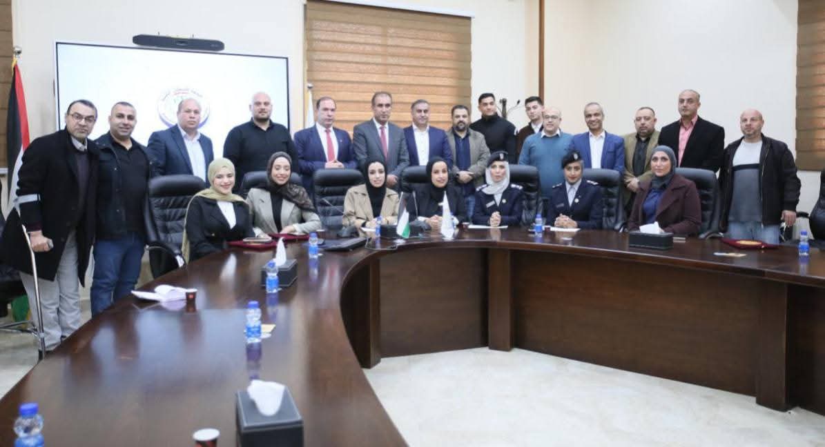 اللواء د.  كميل و الدكتور شنك  يسلمان  الشهادات على  المشاركين في دورة “التصوير الفوتوغرافي والتلفزيوني والمونتاج