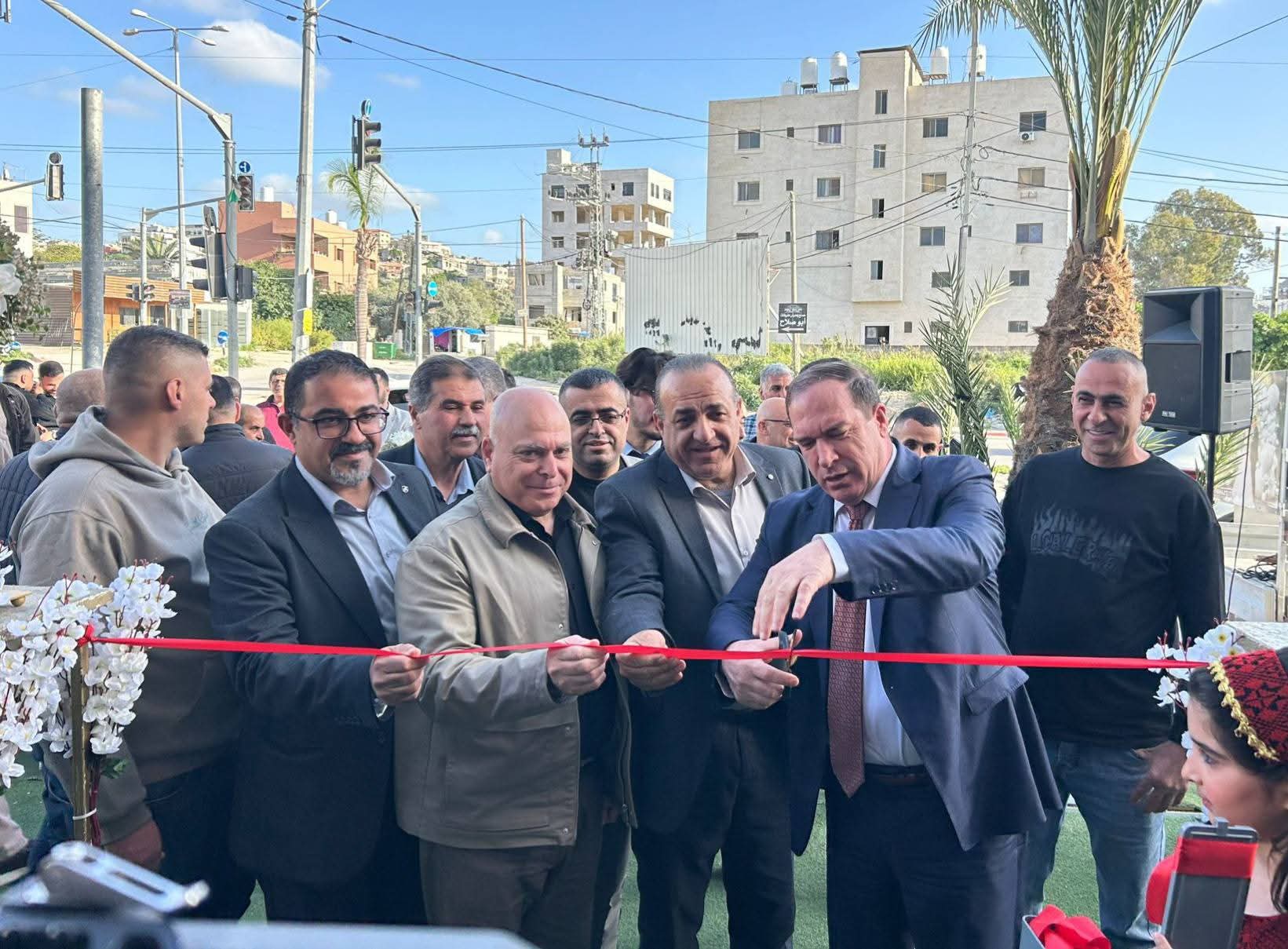 محافظ طولكرم اللواء د. عبد الله كميل يفتتح مركز السلام الطبي