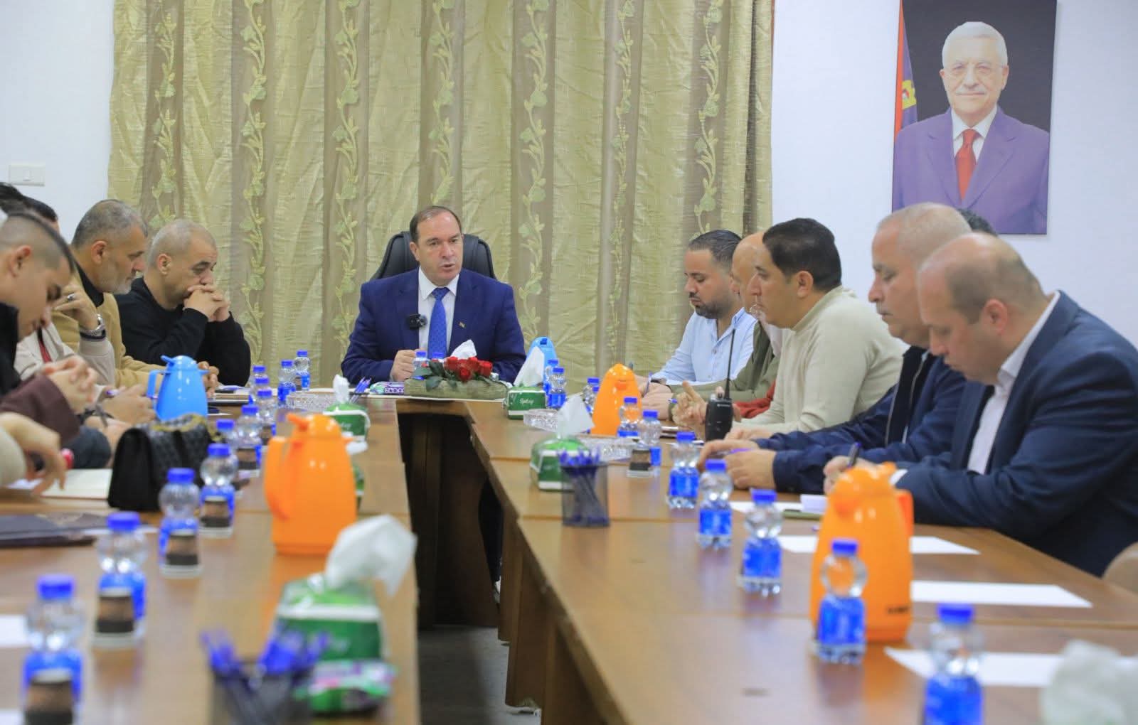 محافظ طولكرم  اللواء د.  كميل خلال ترؤس اجتماع مع  الجهات المختصىة من لجنة السلامة العامة و مديرية الاقتصاد الوطني بطولكرم  و هيئة البترول  و مديرية الزراعة  و  الأمن الاقتصادي بالأجهزة الامنية في طولكرم :-