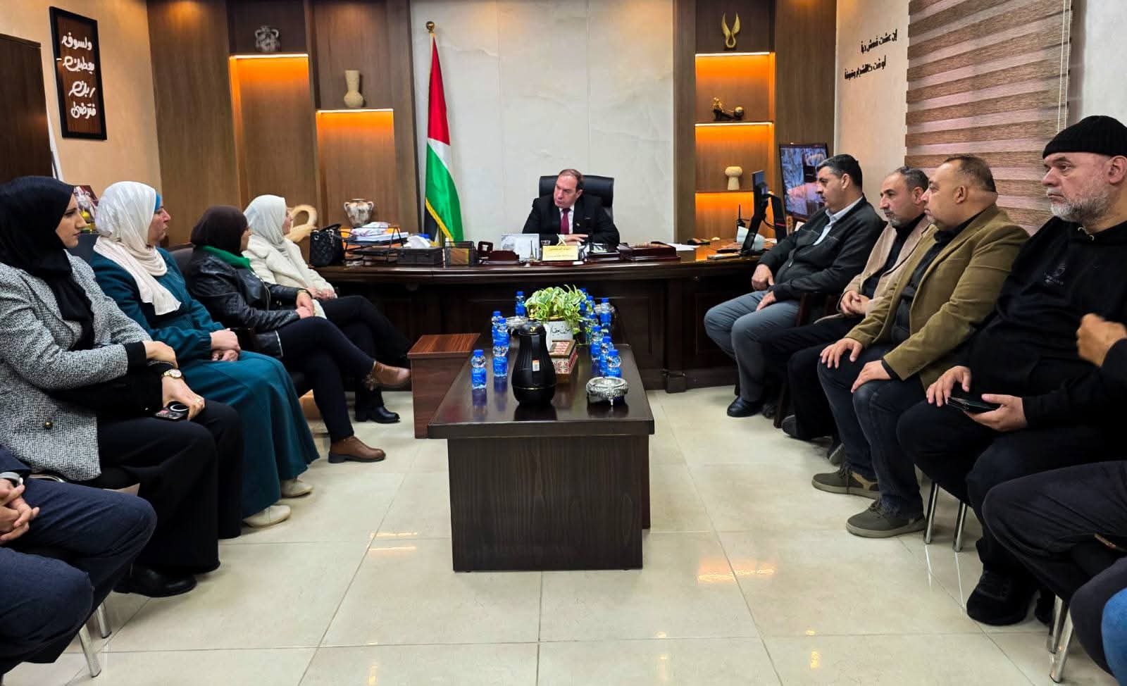 اللواء د. كميل يلتقي القائمين على مبادرة تعليمية طولكرم في الازمات