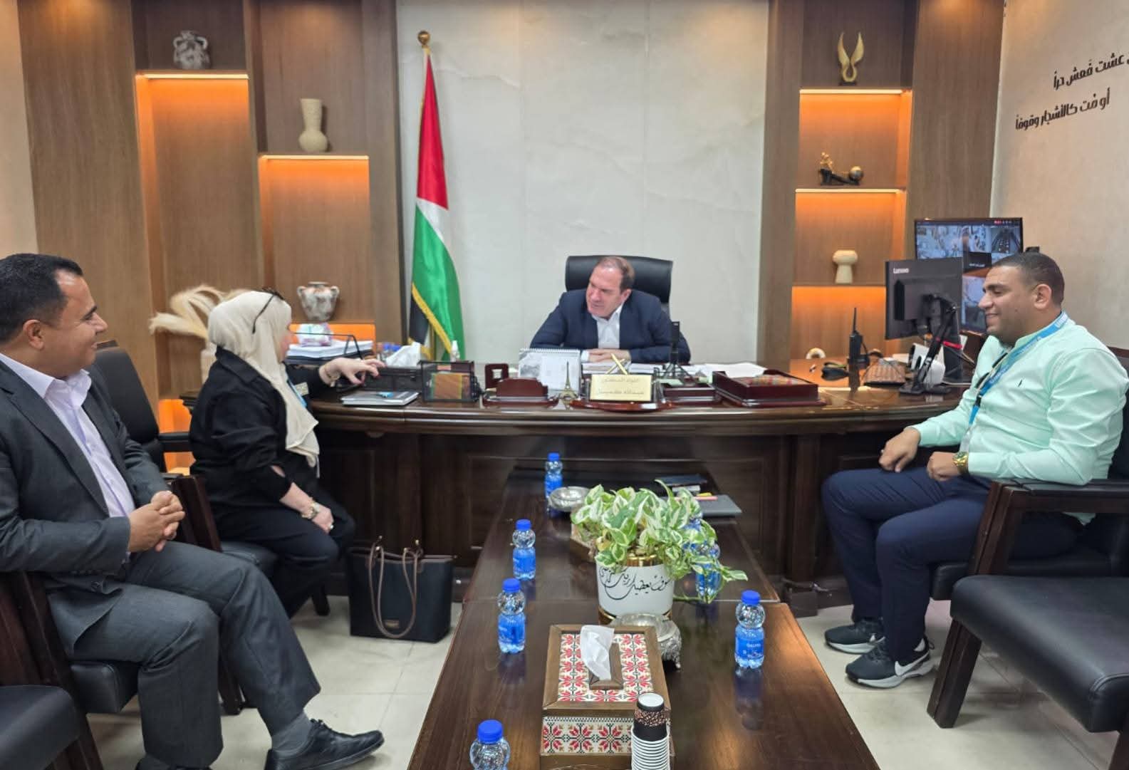 محافظ طولكرم اللواء د. عبد الله كميل  خلال استقبال  شذى اكبارية، مديرة وكالة غوث