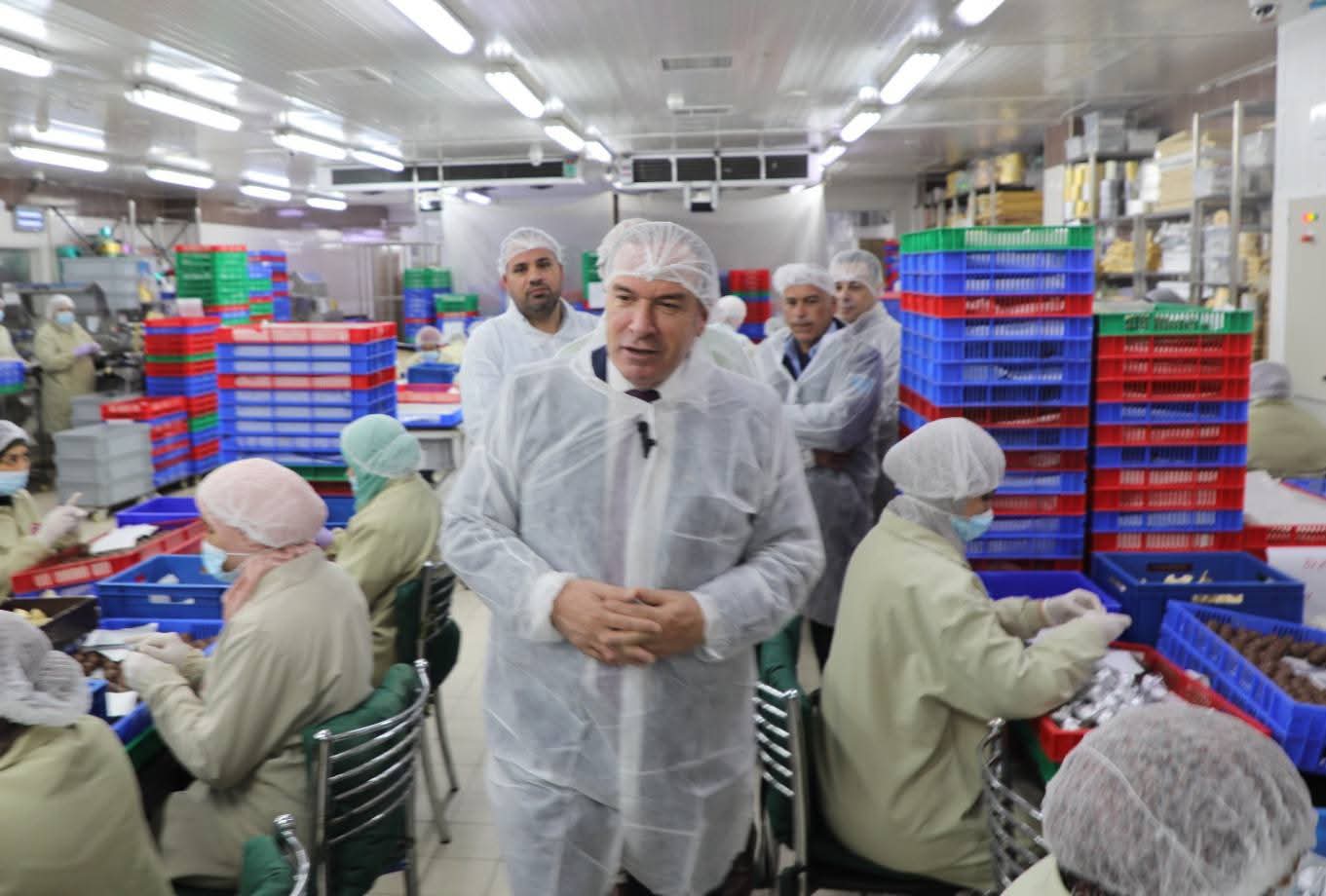 محافظ طولكرم اللواء د.  كميل  يشيد بما حققه مصنع الحجاز للشوكولاتة من انجازات كبيرة