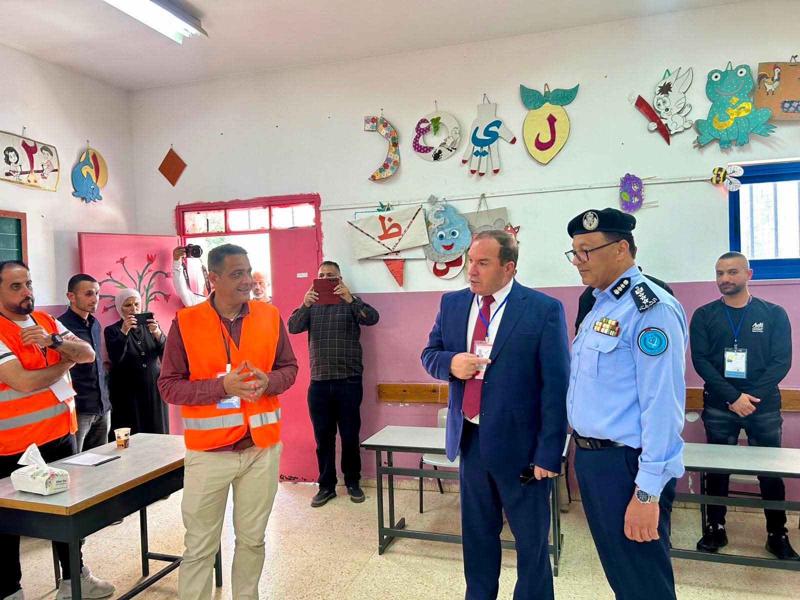محافظ طولكرم ومفتش عام الشرطة يتفقدان مراكز الاقتراع