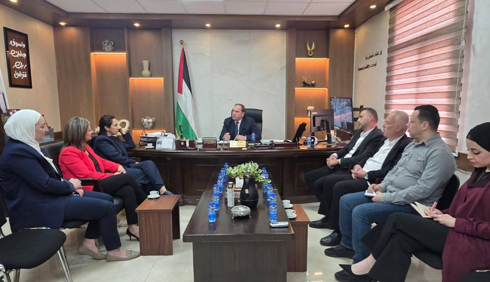 محافظ طولكرم يلتقي جمعية التمكين الاقتصادي والاجتماعي وشبكة راية للإعلام لبحث تدريب خريجي الإعلام وتعزيز فرص تشغيلهم