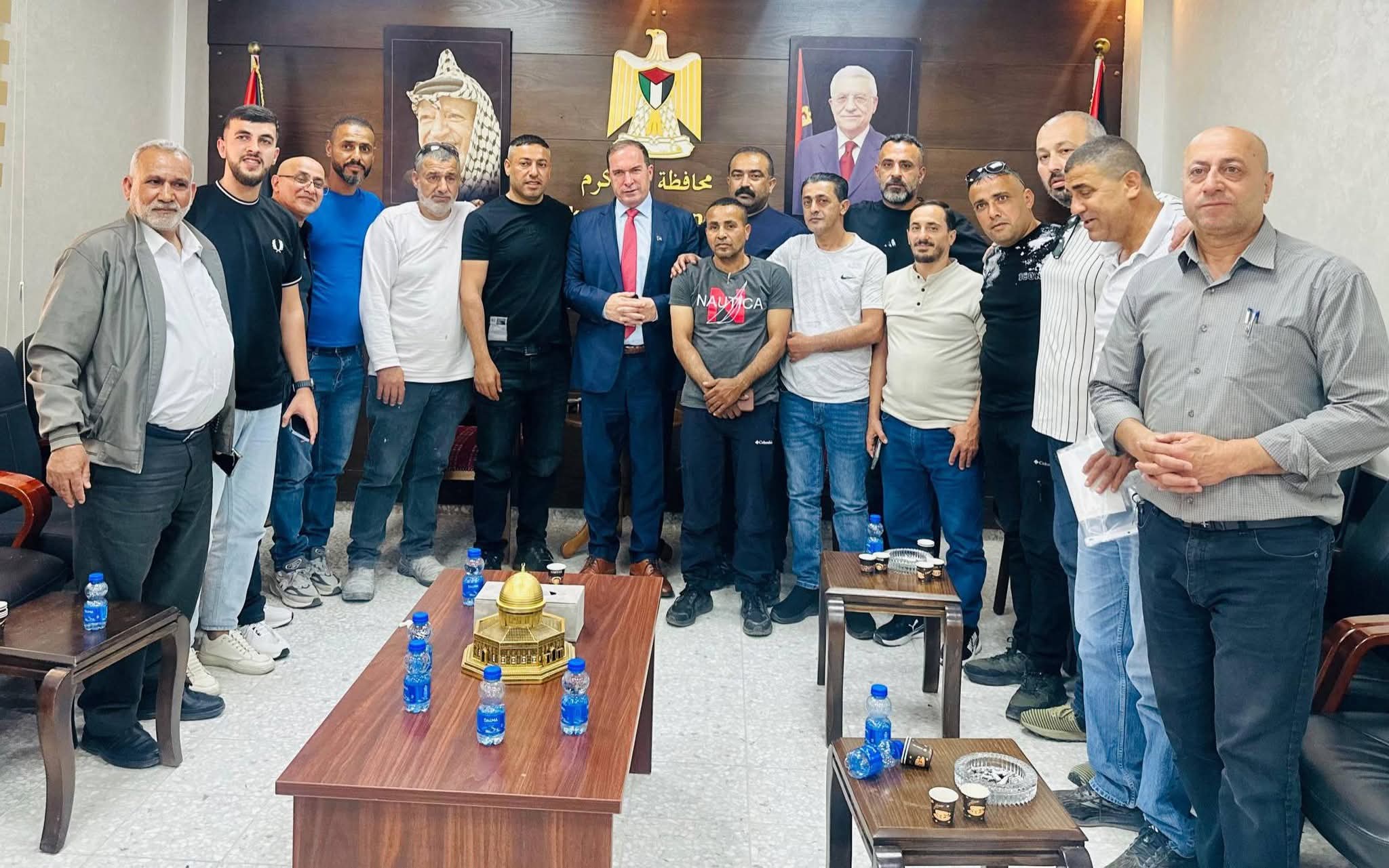 الأسرى المحررين  يعبرون عن الفخر  بجهود اللواء د. كميل في خدمة أهلنا بمحافظة طولكرم
