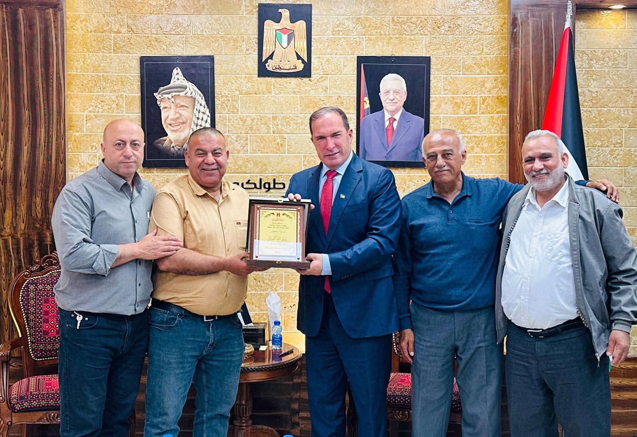 ⭕ مجموعة شركات حسونة تُكرّم محافظ طولكرم اللواء د.  كميل تقديراً على جهوده  بكشف جريمة السطو على الكازية والمحلات