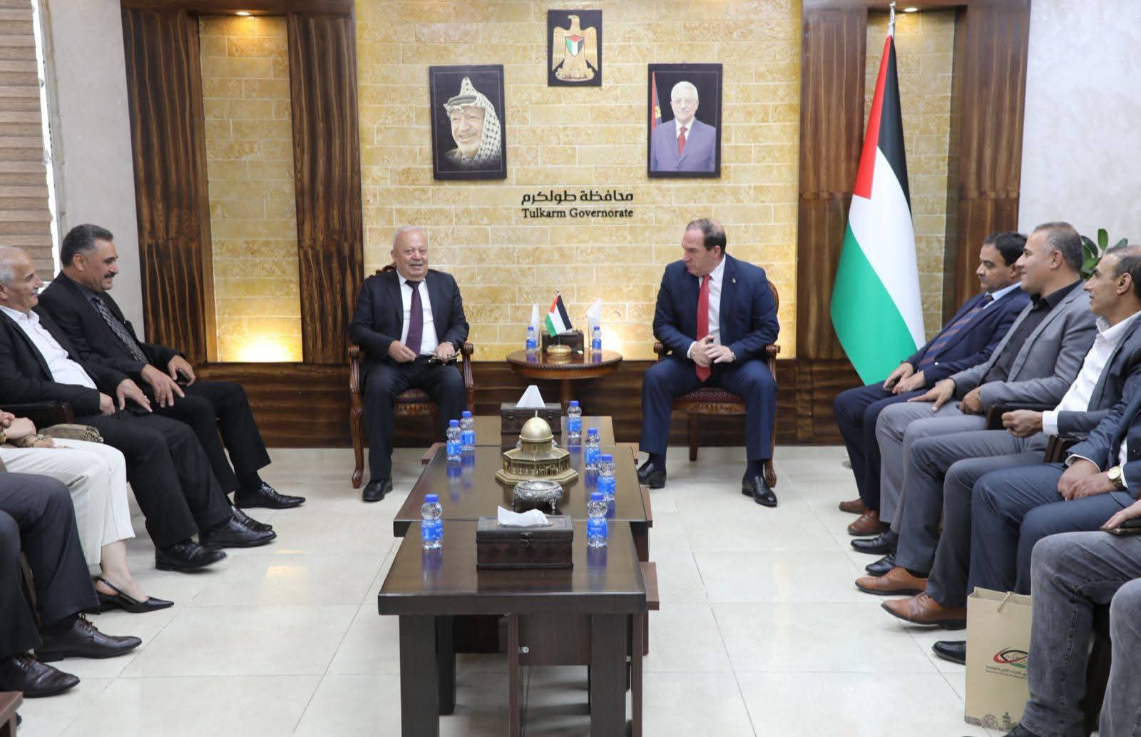 محافظ طولكرم اللواء د. كميل يلتقي وفداً من معهد فلسطين لأبحاث الأمن القومي