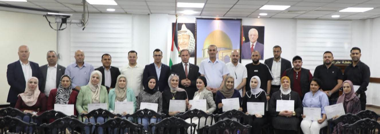 محافظ طولكرم اللواء د. كميل يسلم الشهادات للمشاركين بدورة المراسم والبروتوكول لتعزيز كفاءة العاملين في العلاقات العامة