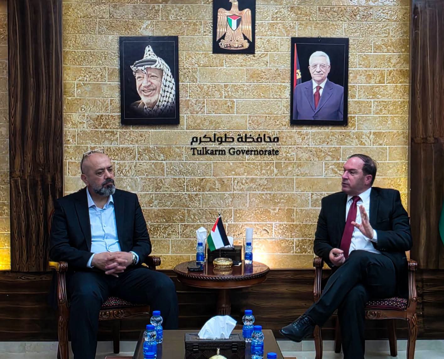 اللواء د. كميل يستقبل ياسر أبو بكر مستشار نائب رئيس دولة فلسطين للحوار المجتمعي والتواصل الوطني
