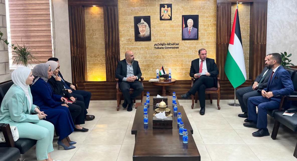اللواء د. كميل  يستقبل وفداً من  نقابة المحامين الفلسطينيين و يتسلم دعوة للمشاركة بالمؤتمر الوطني بمناسبة يوم المحامي الفلسطيني