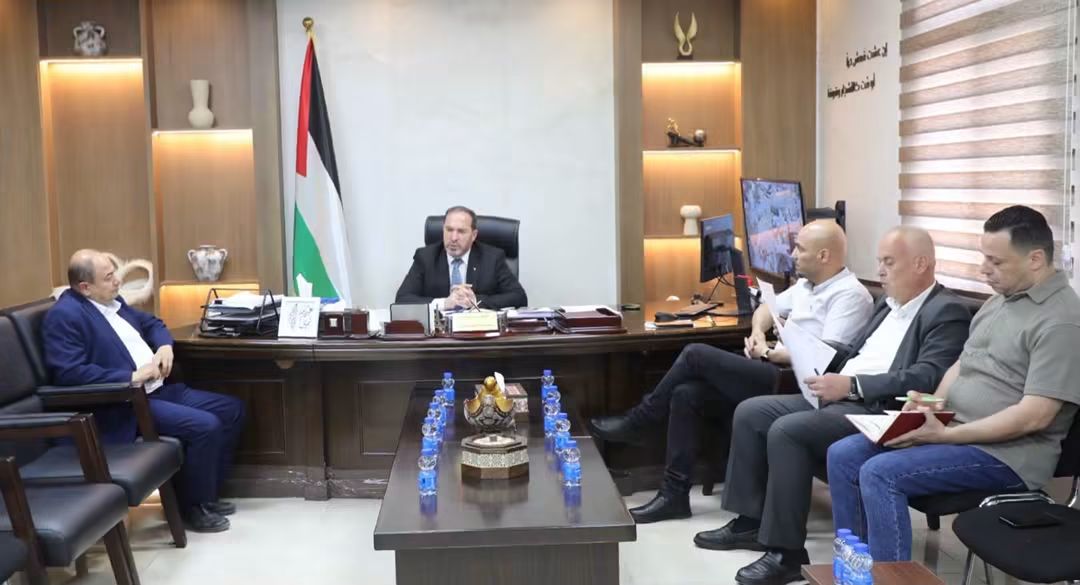 اللواء د. كميل يستقبل مدير فرع جامعة القدس المفتوحة بطولكرم ضمن التحضيرات المستمرة لحفل تخريج الطلبة