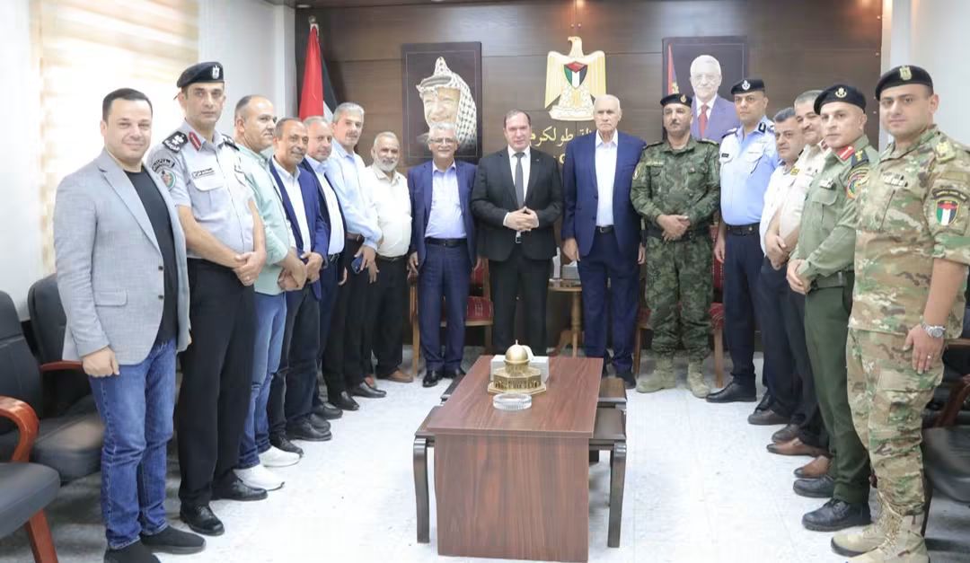 اللواء د. كميل يطلع الفريق الحاج  اسماعيل جبر على أوضاع محافظة طولكرم في ظل الظروف الصعبة الناتجة عن عدوان الاحتلال