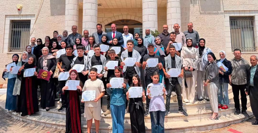 محافظ طولكرم اللواء د. عبد الله كميل يكرّم طلبة مبدعين حصدوا مراكز متقدمة في مسابقات وزارة التربية