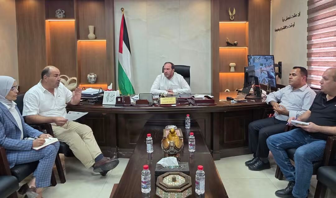 في إطار المتابعة لتداعيات قرار الاحتلال بتسليم إخطارات   بنية هدم بناية سكنية و ثلاثة منازل